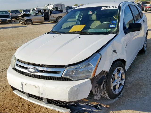 1FAHP34N18W119308 - 2008 FORD FOCUS S/SE WHITE photo 2