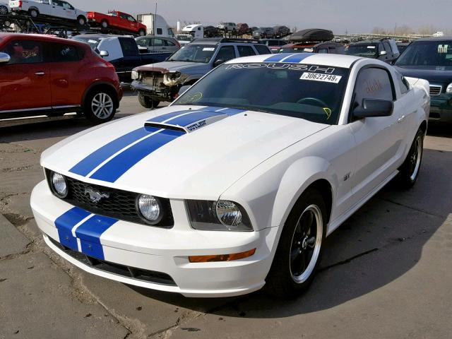 1ZVHT82H175278430 - 2007 FORD MUSTANG GT WHITE photo 2