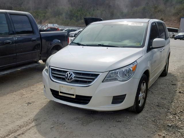 2V4RW3D12AR407776 - 2010 VOLKSWAGEN ROUTAN SE WHITE photo 2