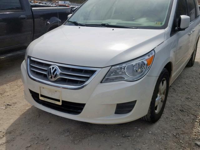 2V4RW3D12AR407776 - 2010 VOLKSWAGEN ROUTAN SE WHITE photo 9