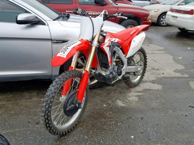 JH2PE0737JK103686 - 2018 HONDA CRF450 R RED photo 2