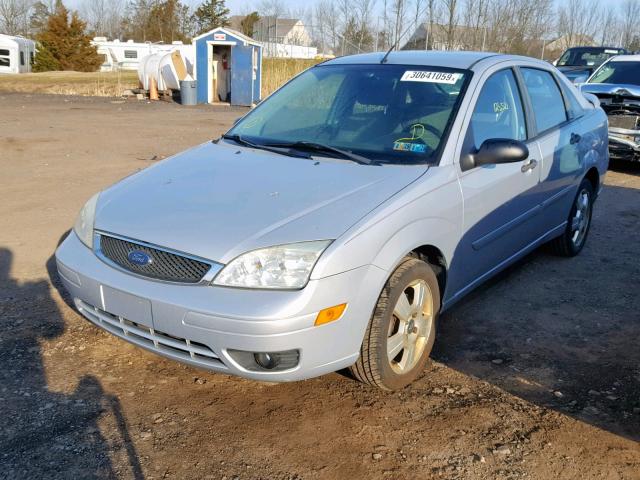 1FAHP34N06W244152 - 2006 FORD FOCUS ZX4 GRAY photo 2