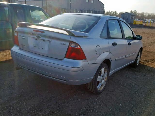 1FAHP34N06W244152 - 2006 FORD FOCUS ZX4 GRAY photo 4