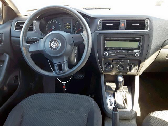 3VW2K7AJ2BM091062 - 2011 VOLKSWAGEN JETTA BASE RED photo 9