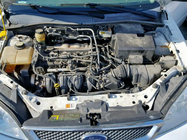 1FAFP34N95W228991 - 2005 FORD FOCUS ZX4 WHITE photo 7