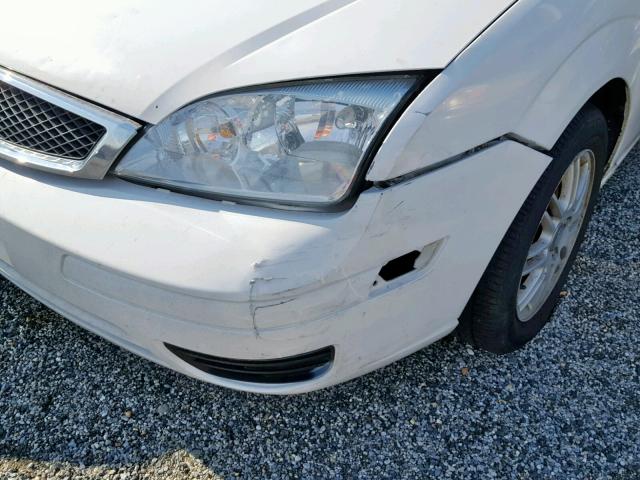 1FAFP34N95W228991 - 2005 FORD FOCUS ZX4 WHITE photo 9