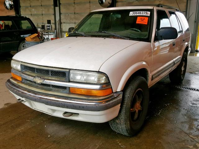 1GNDT13W11K244848 - 2001 CHEVROLET BLAZER WHITE photo 2