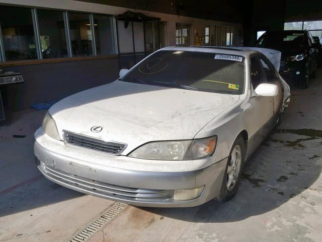 JT8BF28G8W5030636 - 1998 LEXUS ES 300 WHITE photo 2