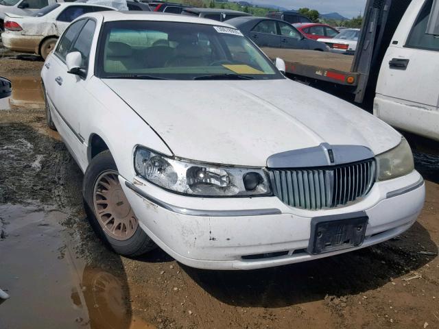 1LNHM83W02Y641414 - 2002 LINCOLN TOWN CAR C WHITE photo 1