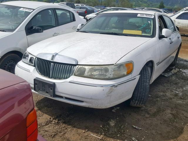 1LNHM83W02Y641414 - 2002 LINCOLN TOWN CAR C WHITE photo 2