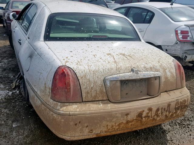 1LNHM83W02Y641414 - 2002 LINCOLN TOWN CAR C WHITE photo 3