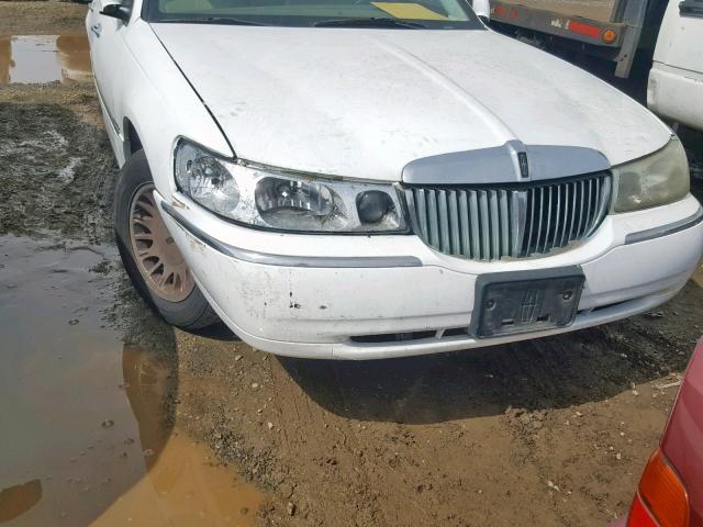 1LNHM83W02Y641414 - 2002 LINCOLN TOWN CAR C WHITE photo 9