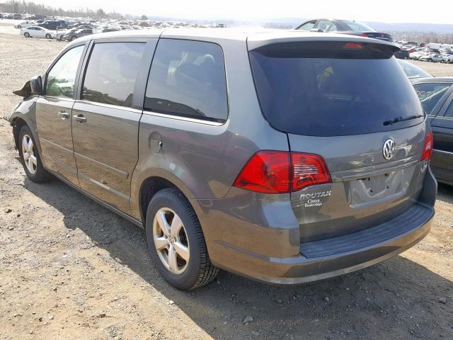 2V4RW3D15AR236702 - 2010 VOLKSWAGEN ROUTAN SE GRAY photo 3