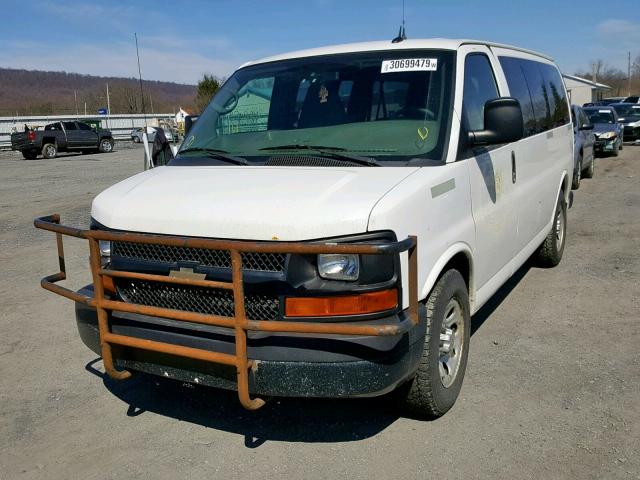 1GNSHBF42B1125433 - 2011 CHEVROLET EXPRESS G1 WHITE photo 2