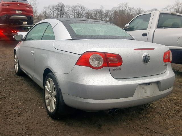 WVWBA7AH6BV000609 - 2011 VOLKSWAGEN EOS KOMFOR SILVER photo 3