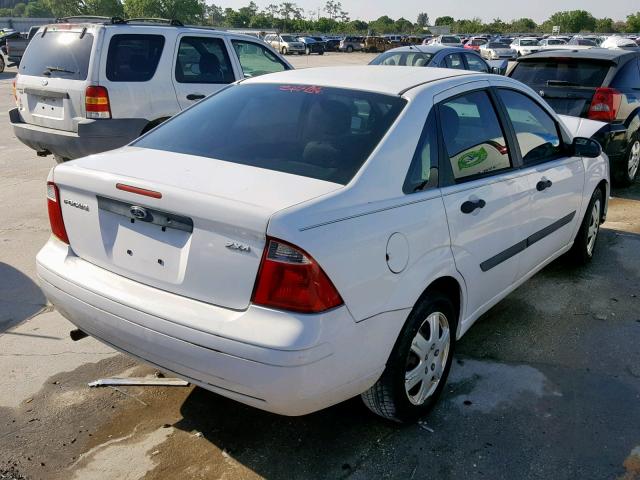 1FAFP34N46W105150 - 2006 FORD FOCUS ZX4 WHITE photo 4