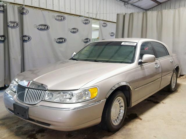 1LNHM81W72Y618649 - 2002 LINCOLN TOWN CAR E BEIGE photo 2