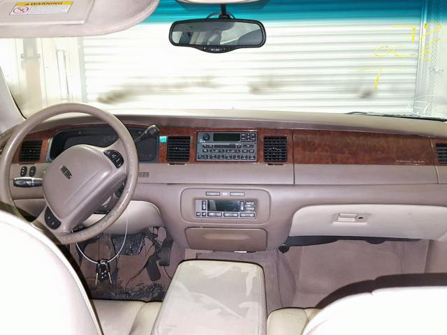 1LNHM81W72Y618649 - 2002 LINCOLN TOWN CAR E BEIGE photo 9