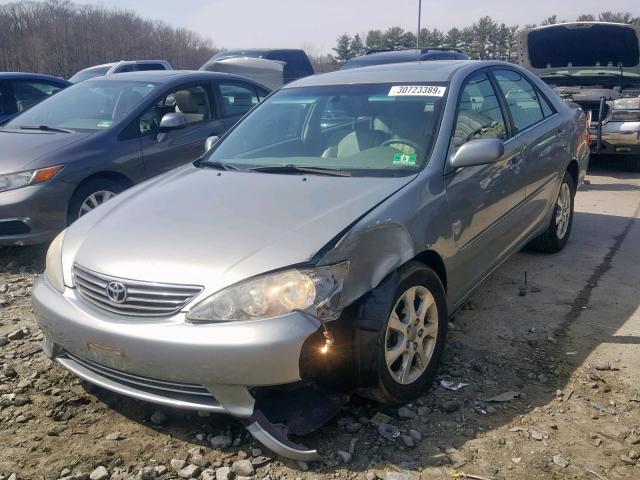 JTDBE30K263063380 - 2006 TOYOTA CAMRY XLE SILVER photo 2