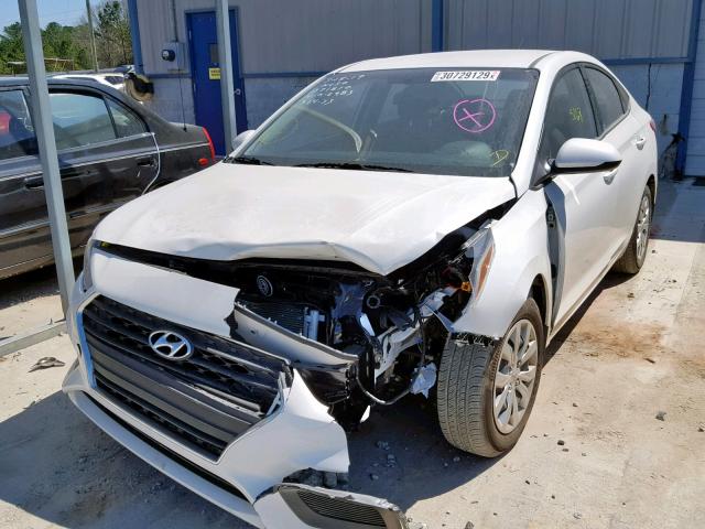 3KPC24A34JE032983 - 2018 HYUNDAI ACCENT SE WHITE photo 2