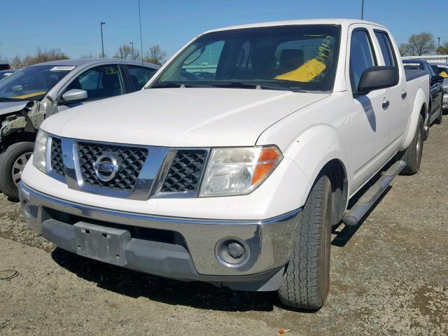 1N6AD09U07C461431 - 2007 NISSAN FRONTIER C WHITE photo 2