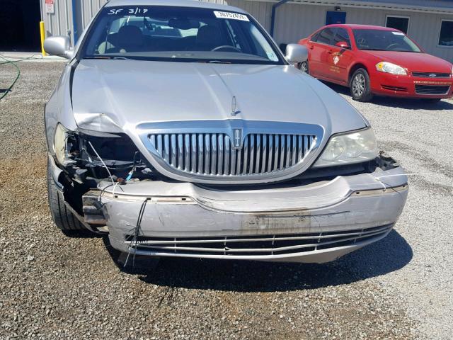 1LNHM81W03Y623967 - 2003 LINCOLN TOWN CAR E SILVER photo 9