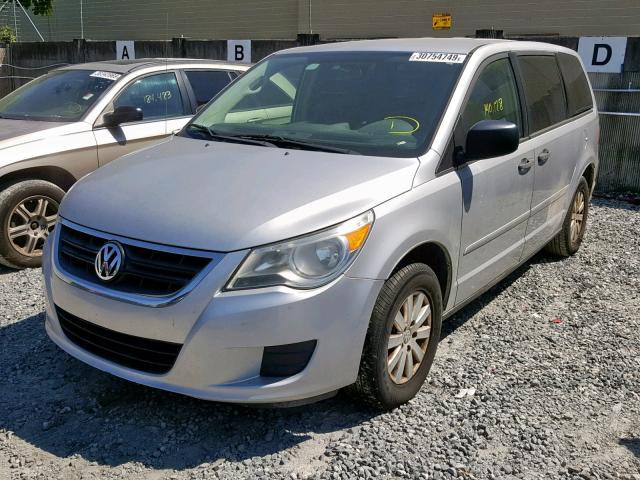 2V8HW441X9R601371 - 2009 VOLKSWAGEN ROUTAN S SILVER photo 2