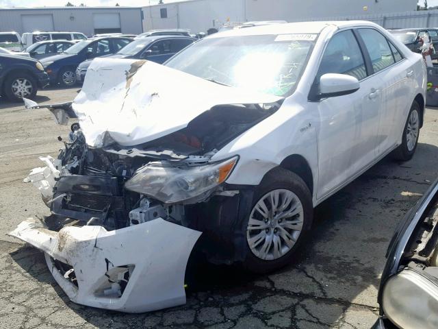 4T1BD1FK5DU075654 - 2013 TOYOTA CAMRY HYBR WHITE photo 2