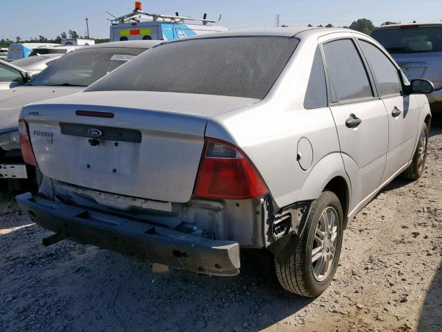 1FAFP34N87W175218 - 2007 FORD FOCUS ZX4 SILVER photo 4