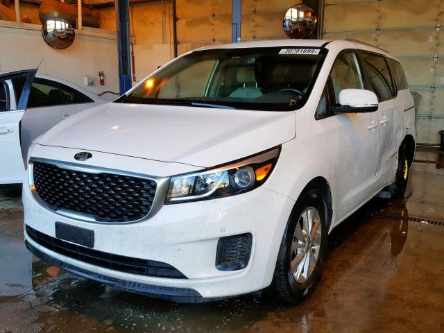 KNDMB5C15G6208699 - 2016 KIA SEDONA LX WHITE photo 2