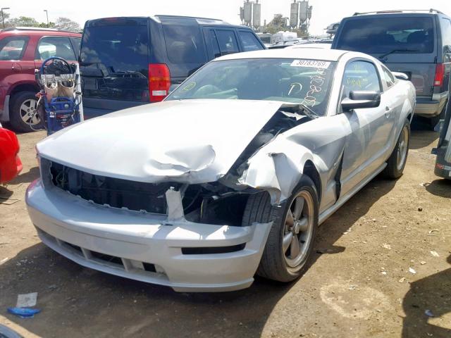 1ZVHT82HX55250025 - 2005 FORD MUSTANG GT SILVER photo 2