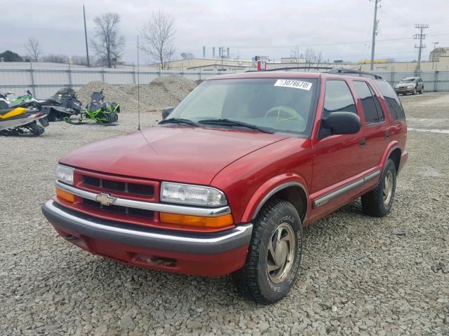 1GNDT13W412209754 - 2001 CHEVROLET BLAZER RED photo 2