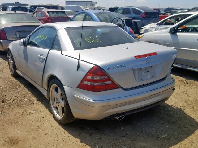 WDBKK65FX4F307308 - 2004 MERCEDES-BENZ SLK 320 SILVER photo 3