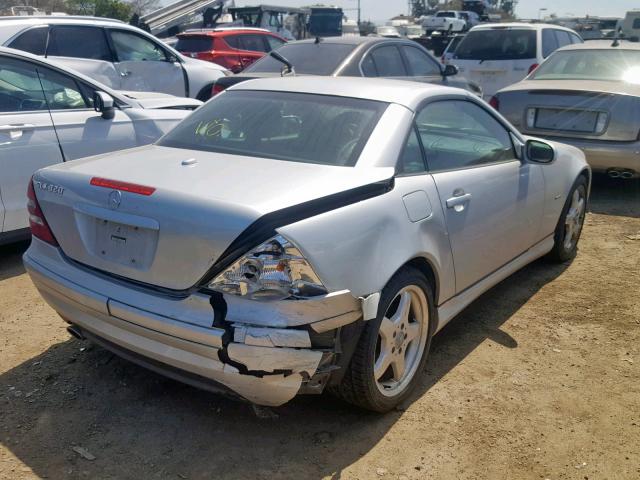 WDBKK65FX4F307308 - 2004 MERCEDES-BENZ SLK 320 SILVER photo 4