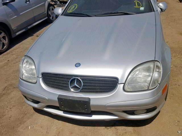 WDBKK65FX4F307308 - 2004 MERCEDES-BENZ SLK 320 SILVER photo 9