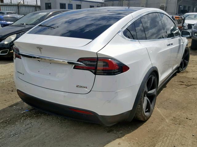 5YJXCBE4XGF011760 - 2016 TESLA MODEL X WHITE photo 4