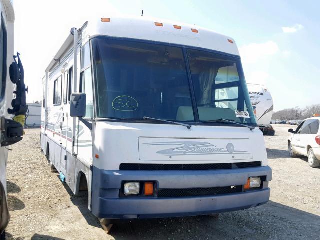 1GBLP37J2V3301775 - 1997 WINNEBAGO SUNCRUISER WHITE photo 1