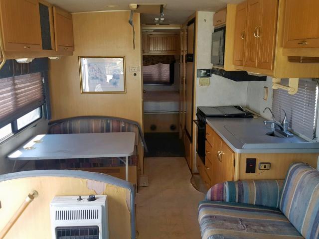 1GBLP37J2V3301775 - 1997 WINNEBAGO SUNCRUISER WHITE photo 6