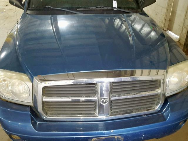 1D7HW58N75S225614 - 2005 DODGE DAKOTA QUA BLUE photo 7