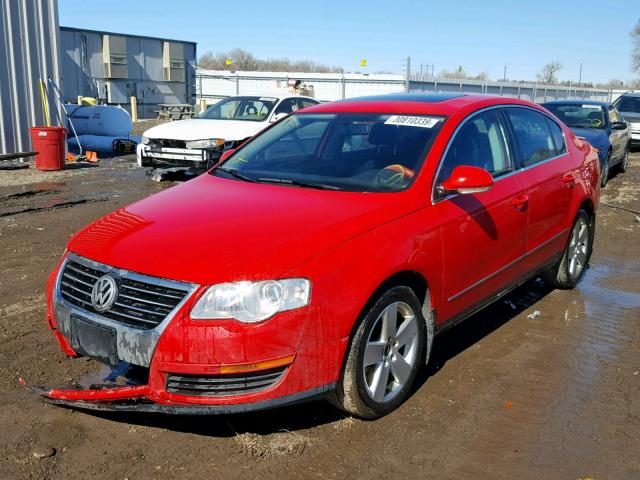 WVWAK73C88E180050 - 2008 VOLKSWAGEN PASSAT KOM RED photo 2