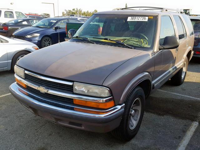 1GNCS13W1W2289665 - 1998 CHEVROLET BLAZER BROWN photo 2