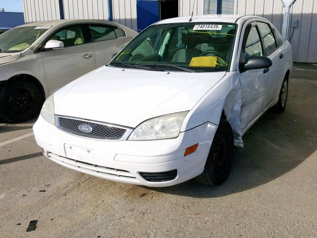 1FAFP34N57W244544 - 2007 FORD FOCUS ZX4 WHITE photo 2