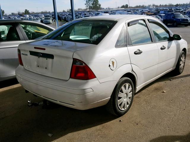 1FAFP34N57W244544 - 2007 FORD FOCUS ZX4 WHITE photo 4