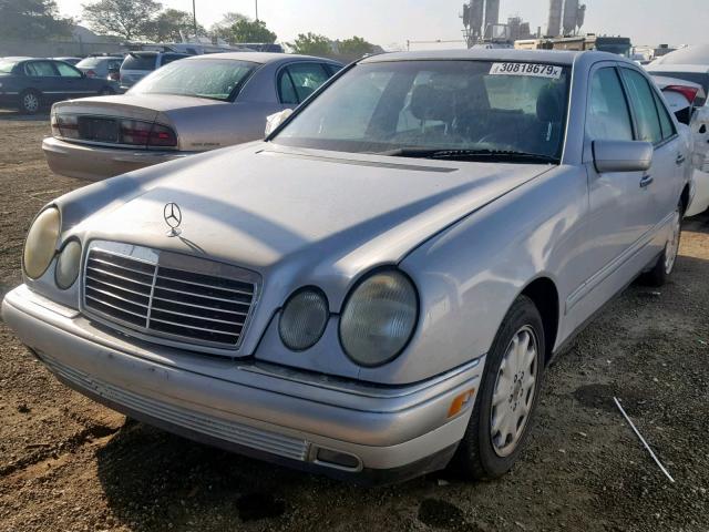 WDBJF55F8VA295698 - 1997 MERCEDES-BENZ E 320 SILVER photo 2