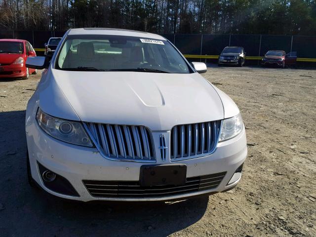 1LNHL9FT8AG607879 - 2010 LINCOLN MKS WHITE photo 9