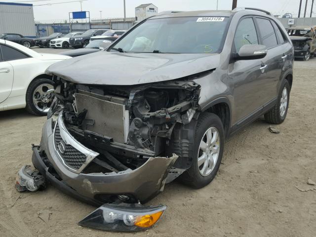 5XYKT4A1XBG106094 - 2011 KIA SORENTO BA GRAY photo 2