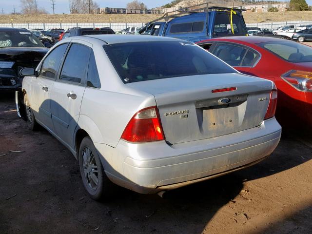 1FAFP34NX5W304038 - 2005 FORD FOCUS ZX4 SILVER photo 3