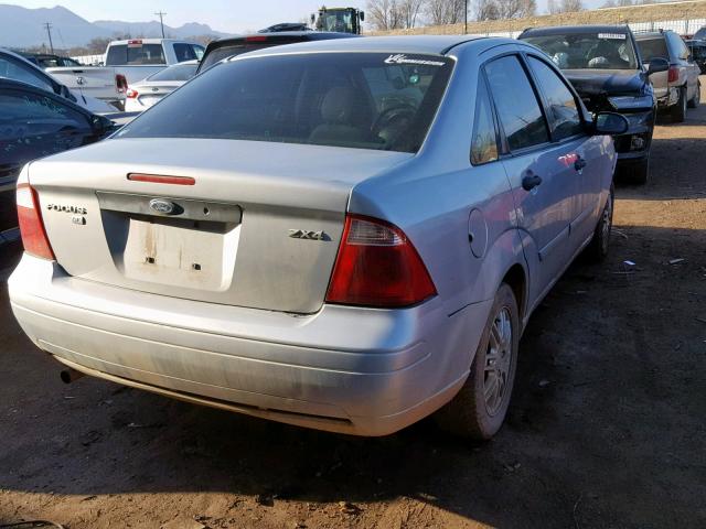 1FAFP34NX5W304038 - 2005 FORD FOCUS ZX4 SILVER photo 4