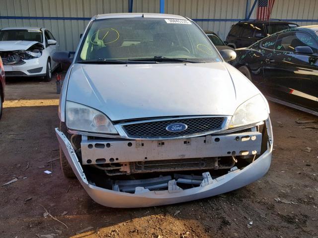 1FAFP34NX5W304038 - 2005 FORD FOCUS ZX4 SILVER photo 9