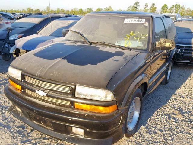 1GNCS18WX2K216278 - 2002 CHEVROLET BLAZER BLACK photo 2